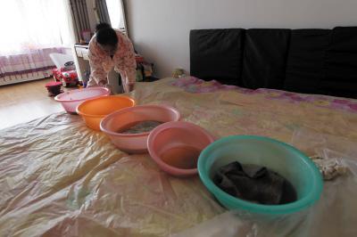 马鞍山楼上漏水，住户失联，小区没物管，业主维权难！律师来支招……